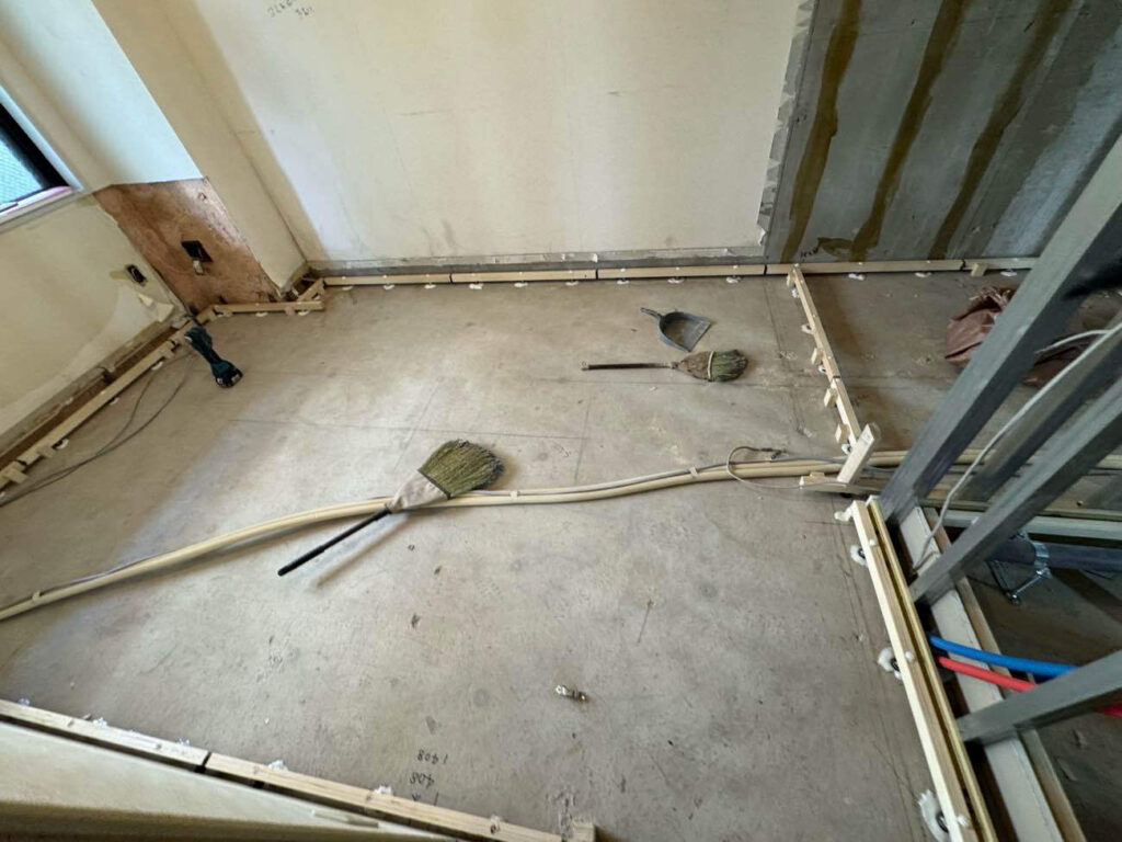 マンション　置床工事　パーチクルボード　プラ束（東京都北区）