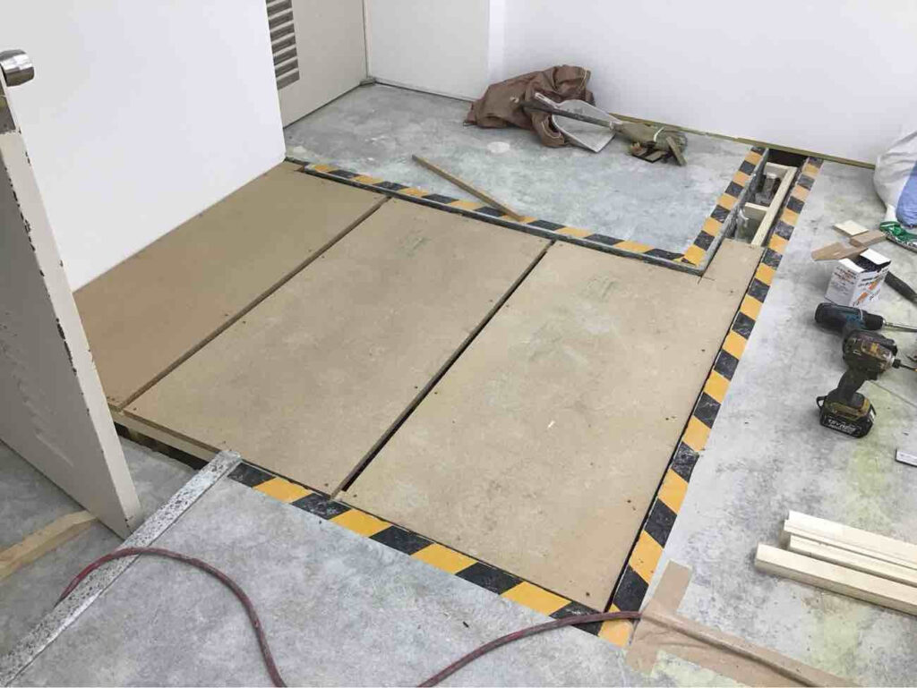 大学　置床工事　乾式二重床（神奈川県小田原市）