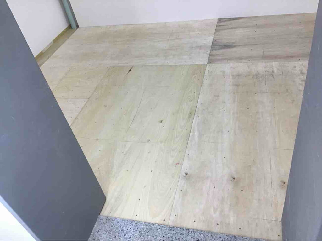 大学　置床工事　乾式二重床（神奈川県小田原市）