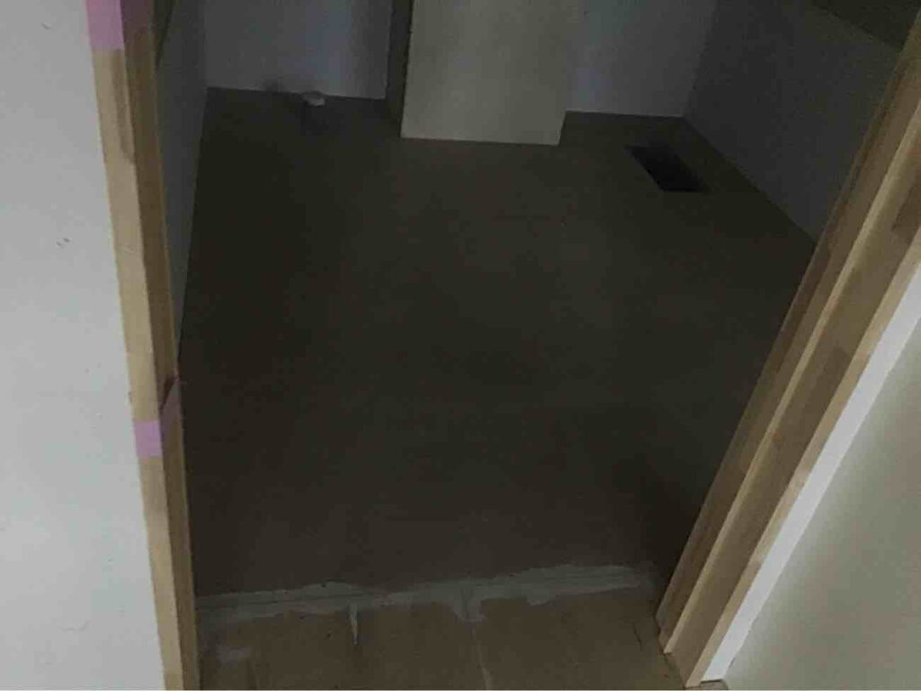 小学校大規模工事　１日置床工事　乾式二重床（千葉市稲毛区）