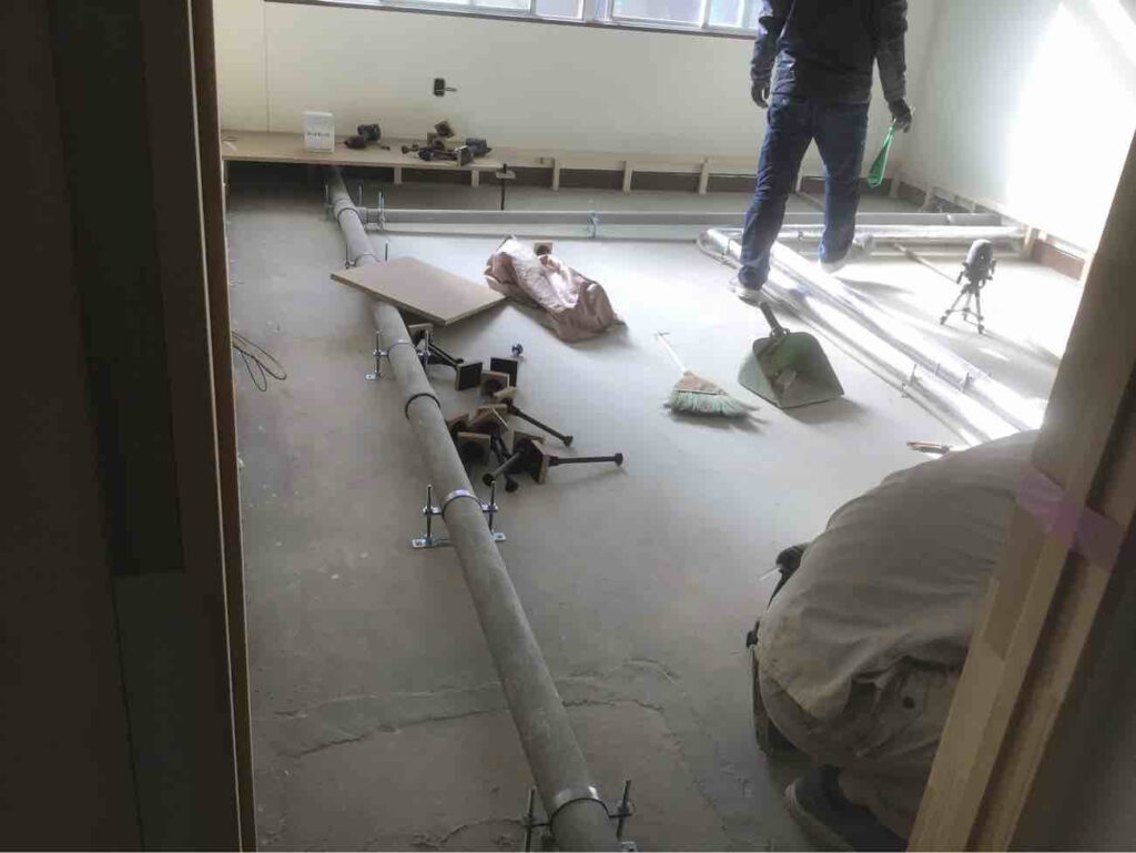 小学校大規模工事　１日置床工事　乾式二重床（千葉市稲毛区）