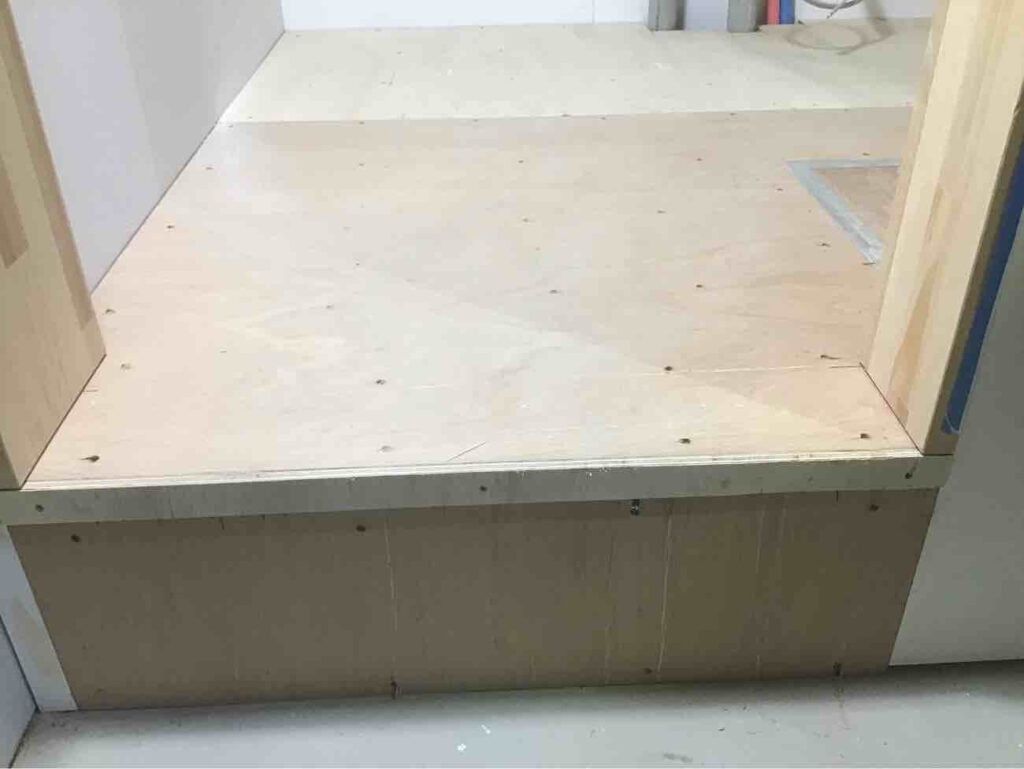 小学校大規模工事　１日置床工事　乾式二重床（千葉市稲毛区）