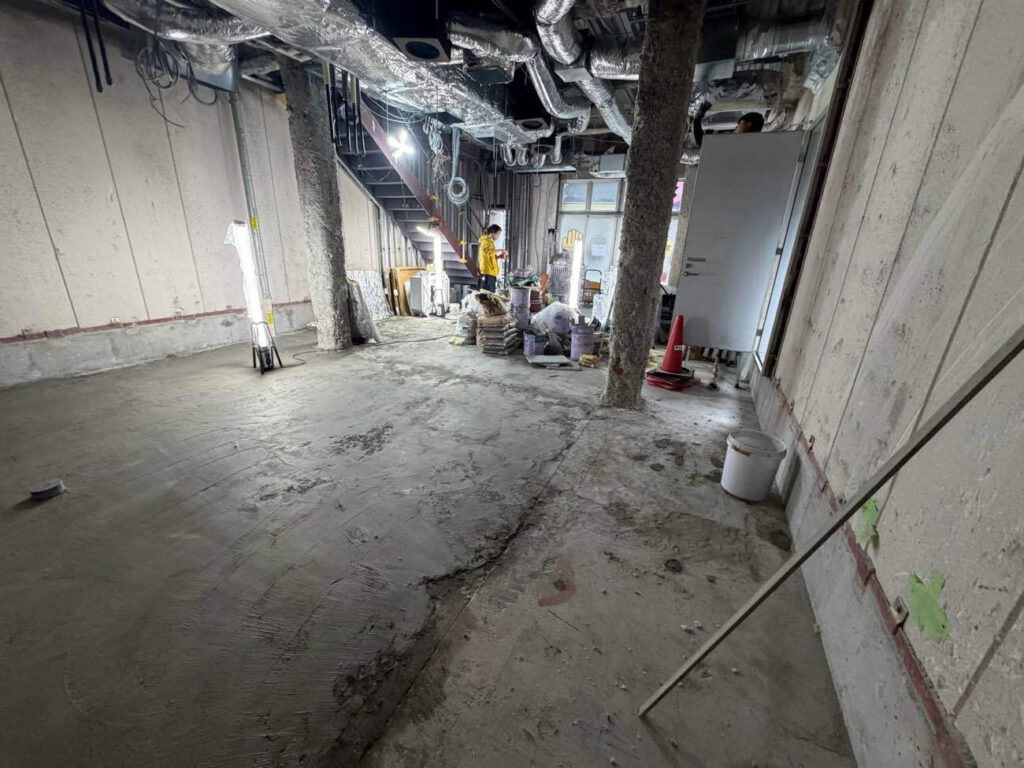 店舗　置床工事　乾式二重床（東京都新宿区）