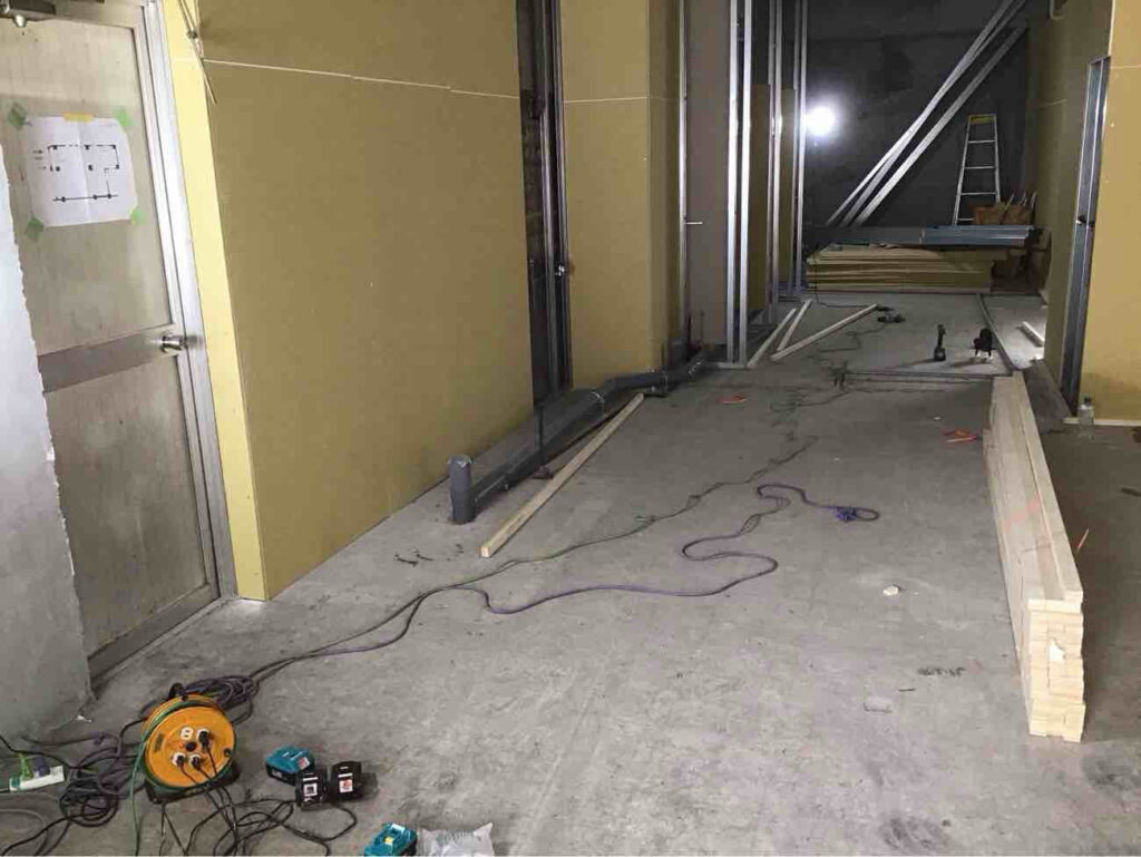 店舗　新装工事　置床工事　乾式二重床（東京都江東区）