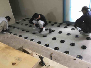 店舗　置床工事　プラ束置床（神奈川県茅ケ崎市）