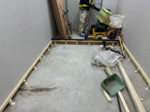 駅改修　置床工事　乾式二重床（東京都北区）　