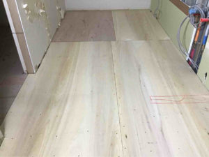 マンション　置床工事　針葉樹合板（東京都中央区）