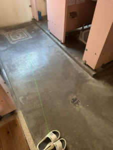 小学校トイレ改修　置床工事　乾式二重床（神奈川県鎌倉市）