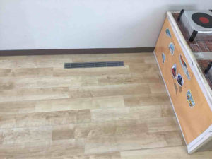 保育園　床暖房新設工事　床換気口（東京都武蔵野市）