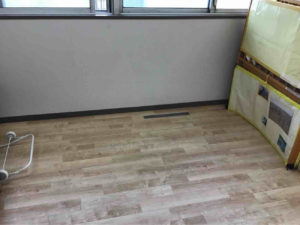 保育園　床暖房新設工事　床換気口（東京都武蔵野市）