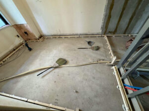 マンション　置床工事　パーチクルボード　プラ束（東京都北区）