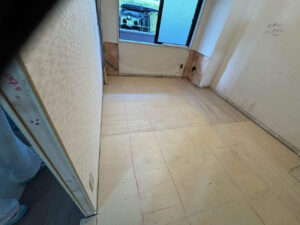 マンション　置床工事　パーチクルボード　プラ束（東京都北区）