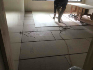 小学校大規模工事　１日置床工事　乾式二重床（千葉市稲毛区）